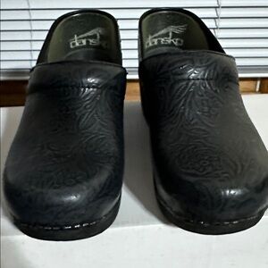 Women's DANSKO Floral Print Black Slip-On Clogs size 38 fits 8 great condition